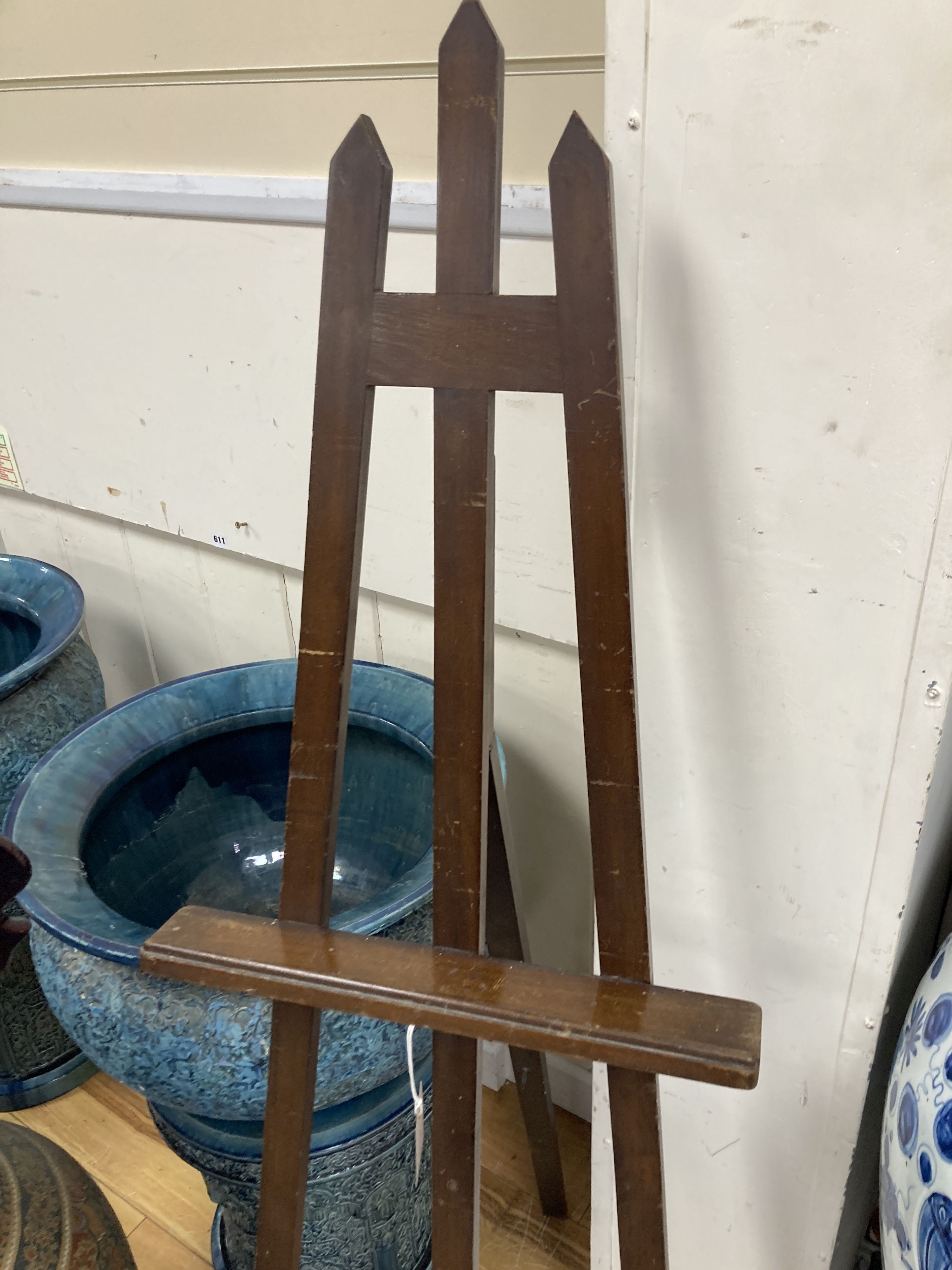 An early 20th century mahogany easel. H-150cm.